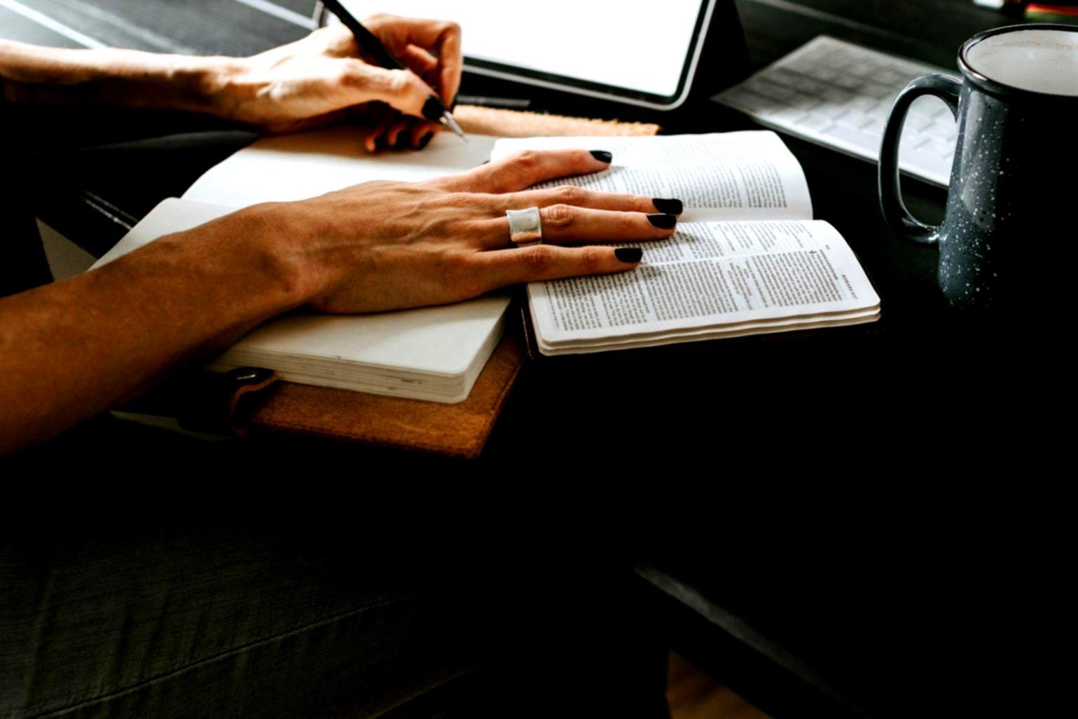 Ambiente di lavoro professionale con documenti organizzati